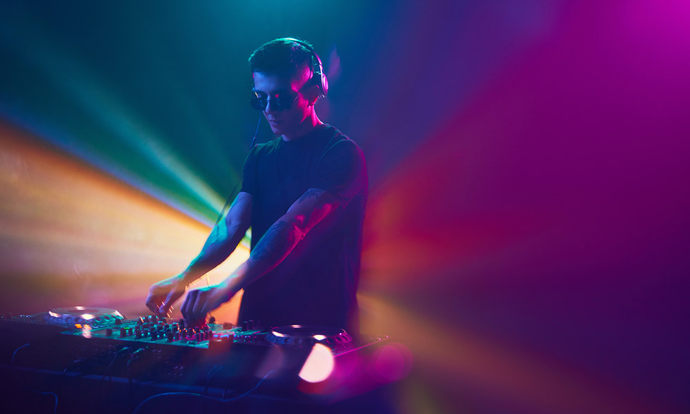 La importancia del DJ en tu evento: Como elegir el profesional perfecto.